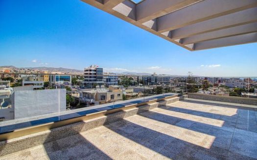 Luxury top floor apartment for sale in Mesa Geitonia