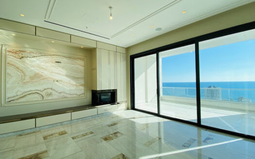 Luxury 4 bedroom penthouse- 300 meters away from the beach