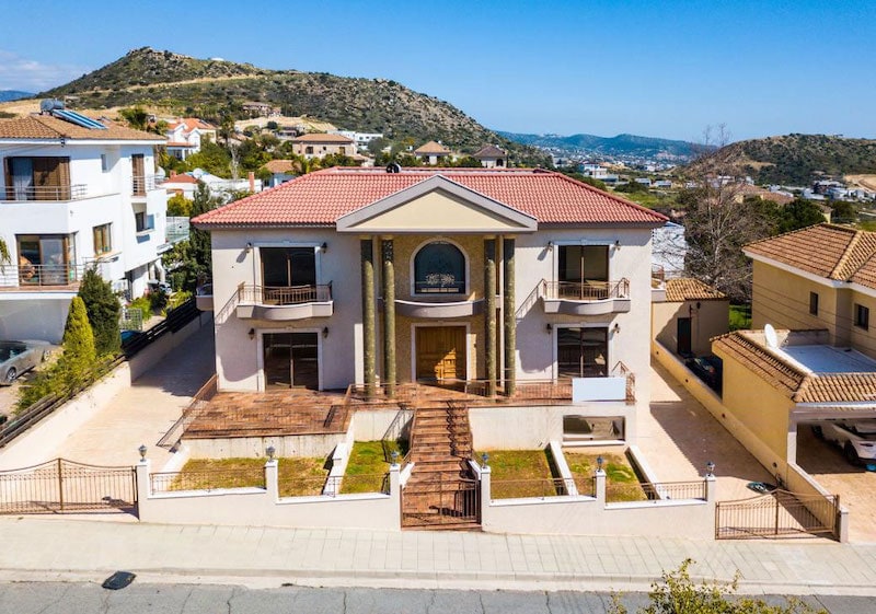 5 bedroom villa now available for sale in Agios Athanasios