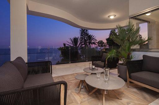 Spacious 3 bedroom apartment on the sea front