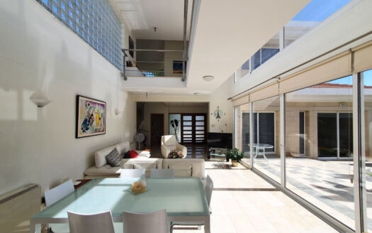 Contemporary 4 bedroom Villa for sale