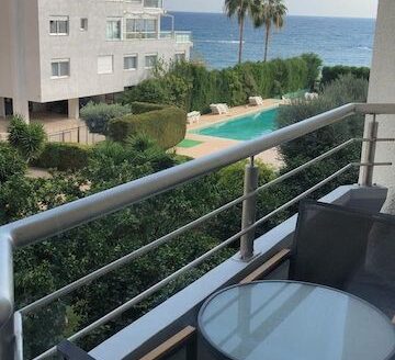 Lovely 2 bedroom aparment on the sea front for sale