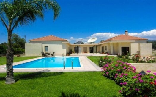 4 bedroom bungalow in Pyrgos for sale