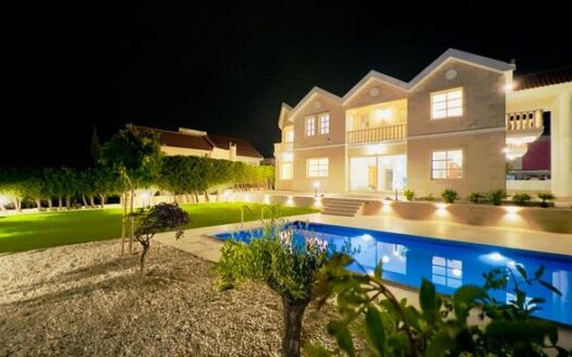 Spacious 5 bedroom villa for sale