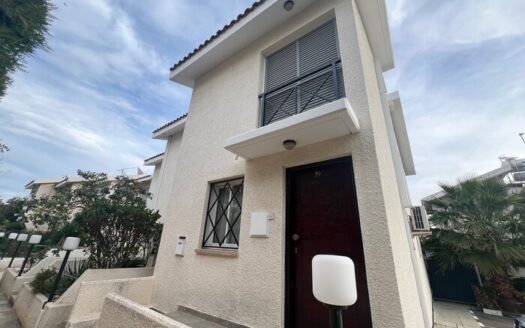 2 bedroom maisonette near the beach