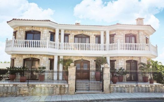 6 bedroom villa for sale in Panthea area