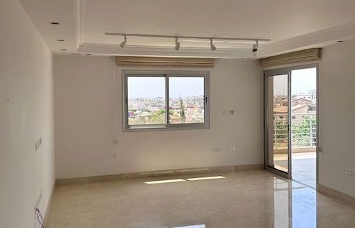 Top floor 3 bedroom apartment for sale