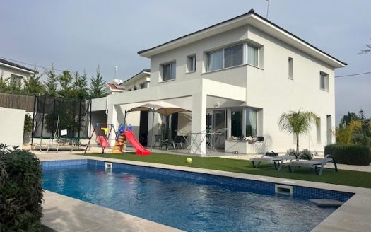 Cozy 3 bedroom villa with pool for rent