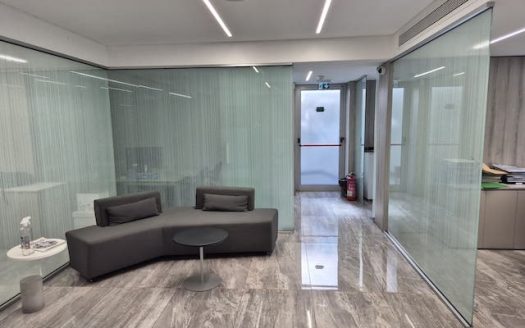 Ground floor office with mezzanine for rent